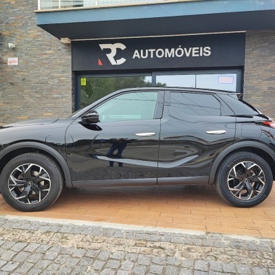 Carrinha preta estacionada junto a loja RC AUTOMÓVEIS