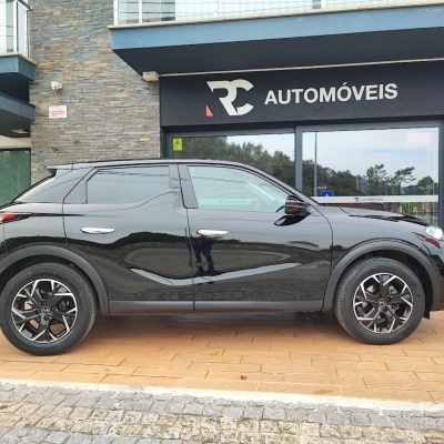 SUV preto estacionado em frente a loja RC AUTOMÓVEIS
