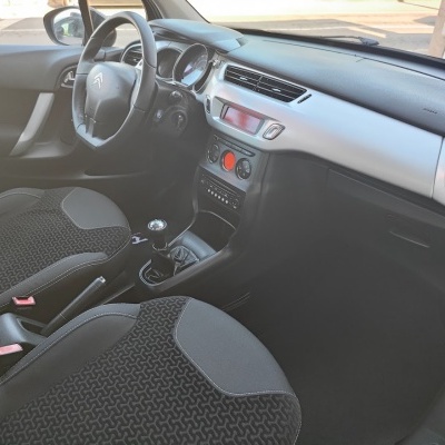 Interior de carro Citroën com estofos cinzentos e painel cinzento e preto
