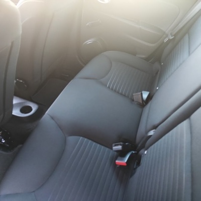 Assento traseiro de carro cinza escuro com cintos de segurança