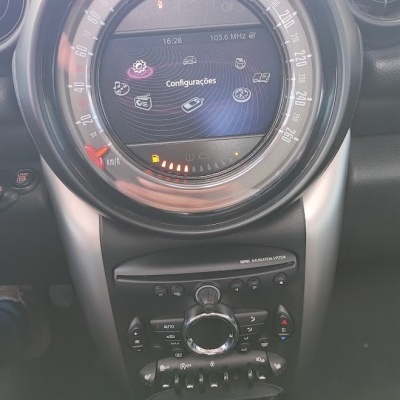 Painel central de controlo de carro MINI com display digital e botões