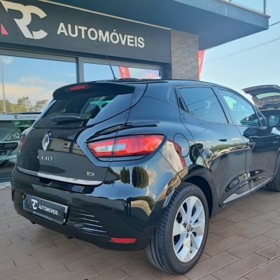 Renault Clio preto estacionado junto a montra da RC Automóveis.