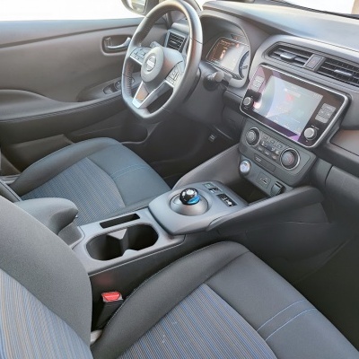 Interior de carro com assentos cinza e azul e painel com ecrã tátil