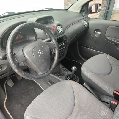 Interior do carro Citroën com bancos cinza, volante preto e manete de caixa manual