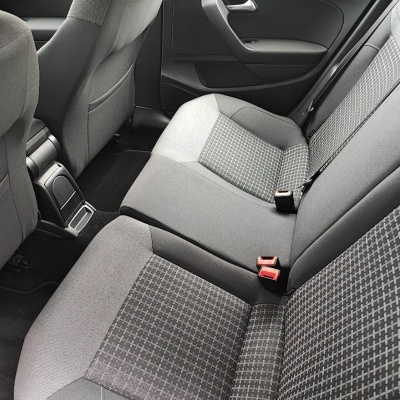 Assentos traseiros de carro em tecido cinzento com padrão quadriculado