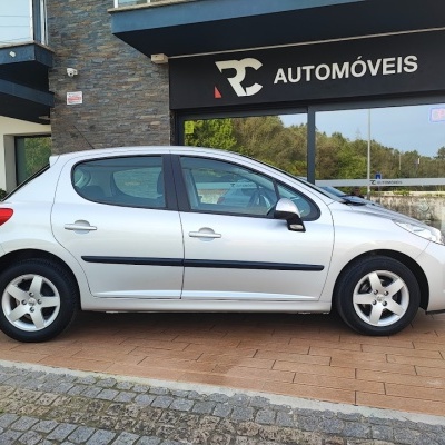 Carro cinzento prata de 5 portas em frente a loja RC AUTOMÓVEIS