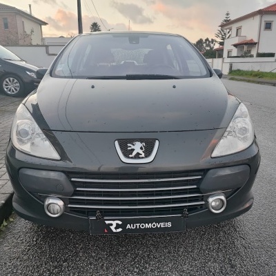 Carro preto Peugeot estacionado na rua com a placa RC AUTOMÓVEIS