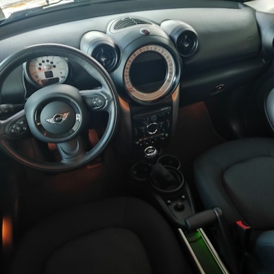 Interior de carro Mini com volante em couro e painel digital