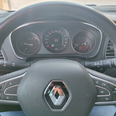 Volante Renault de couro preto com painel de instrumentos visível