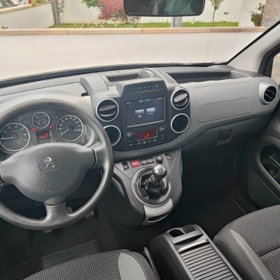 Interior automóvel Peugeot com volante e painel central