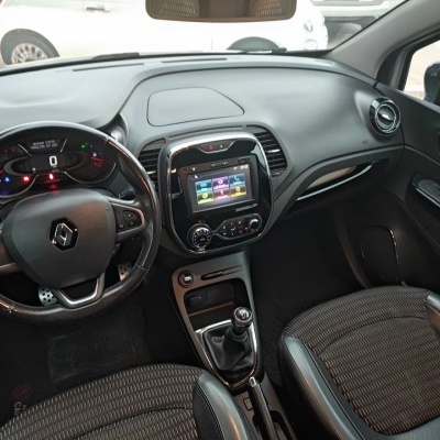 Interior de carro Renault com volante, painel tátil e bancos em tecido e couro preto