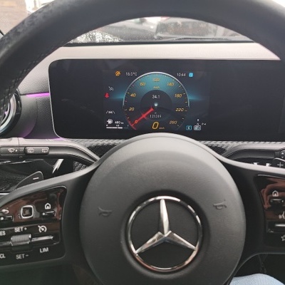 Painel de carro Mercedes-Benz com volante em couro preto e visor digital