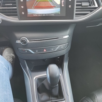 Interior de carro com sistema de monitorização traseira e alavanca de mudanças manual