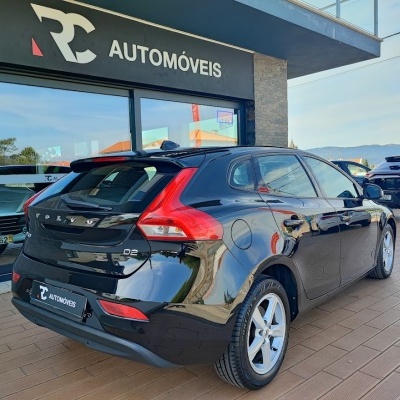 Carro preto Volvo D2 na frente da loja RC AUTOMÓVEIS