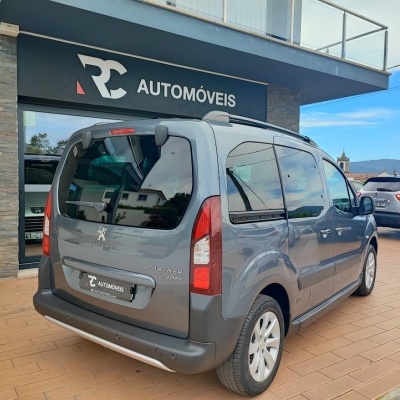 Viatura Peugeot Partner Tepee cinzenta junto à loja RC AUTOMÓVEIS