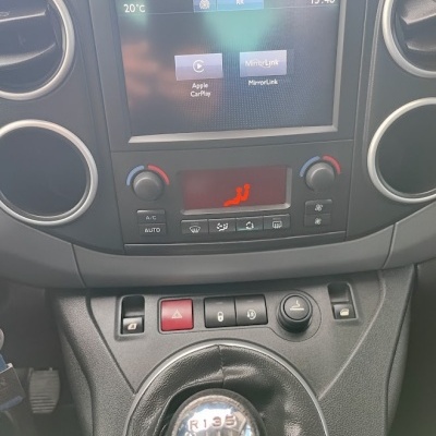 Painel de controlo e volante de mudanças manual de carro com ecrã digital e botões