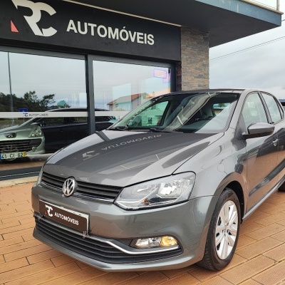 Carro Volkswagen cinzento à venda numa loja chamada RC AUTOMÓVEIS
