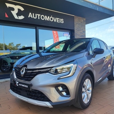 Carro Renault Captur cinzento metálico à frente de loja RC AUTOMÓVEIS