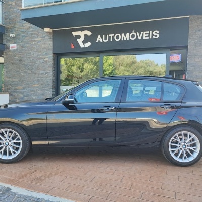 Carro BMW preto estacionado em loja RC AUTOMÓVEIS