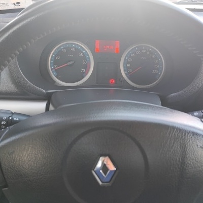 Volante de carro em couro preto com logótipo da Renault e painel de instrumentos com mostradores iluminados