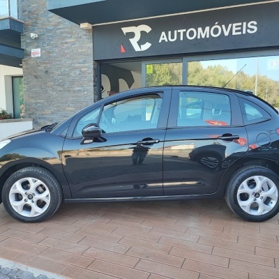 Carro preto Citroën estacionado em frente a loja RC AUTOMÓVEIS