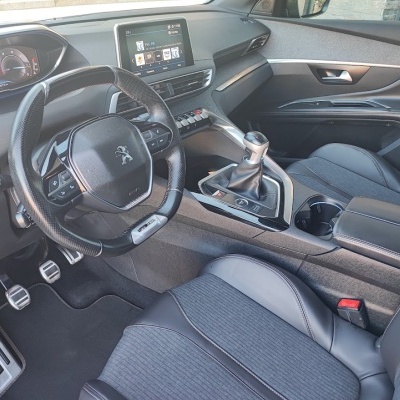 Interior de automóvel Peugeot com volante em pele preta e painel digital