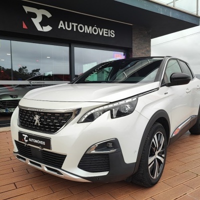 Carro Peugeot branco em loja de automóveis RC AUTOMÓVEIS