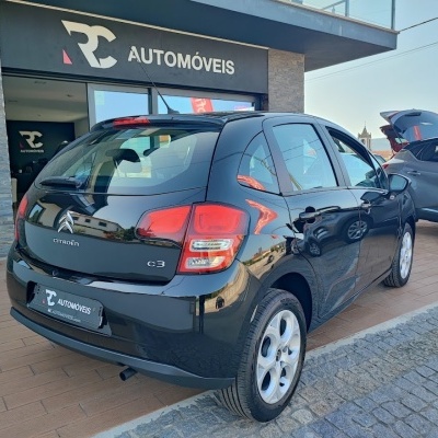 Carro Citroën C3 preto em frente à loja RC AUTOMÓVEIS
