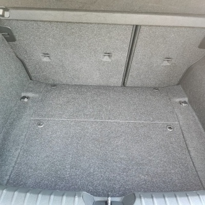Mala de carro com revestimento cinzento e rede lateral preta
