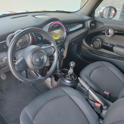 Interior de carro Mini em preto com volante e painel digital