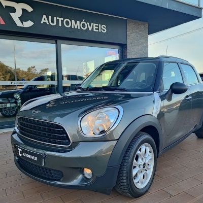 Carro Mini Countryman cinzento metalizado em frente a concessionário RC AUTOMÓVEIS