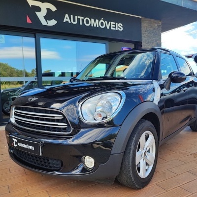 Carro MINI preto à frente de loja RC AUTOMÓVEIS