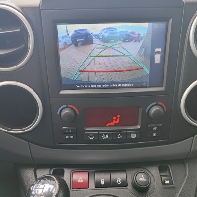 Painel central do carro com ecrã e manípulo da caixa de velocidades