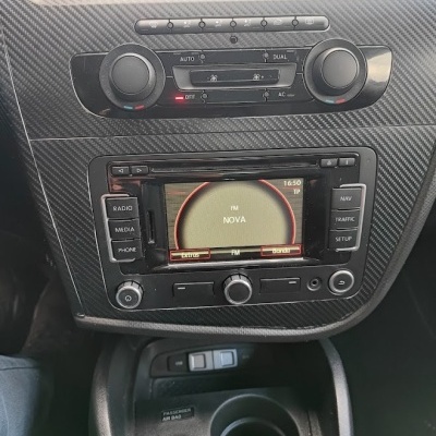 Painel frontal interior de carro com rádio FM NOVA e controlo de ar condicionado