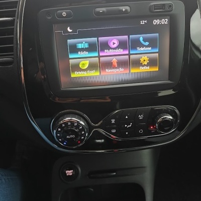 Painel central do carro com ecrã tátil colorido e botões de controlo