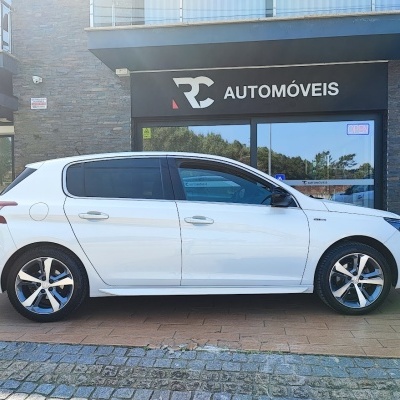 Carro citadino branco de quatro portas estacionado