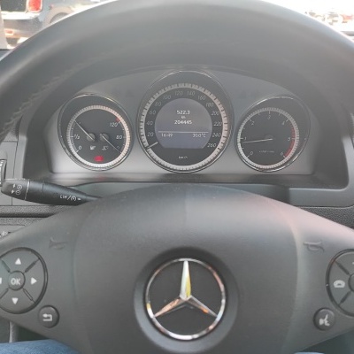 Painel de instrumentos e volante de carro Mercedes-Benz em couro preto