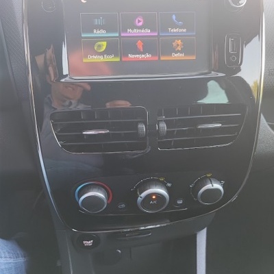 Painel central de carro com ecrã digital e controles de clima