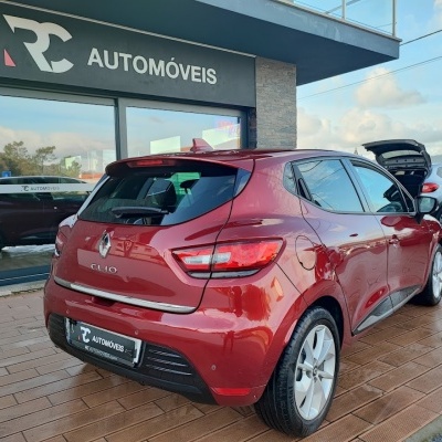 Renault Clio vermelho visto de trás em exposição exterior