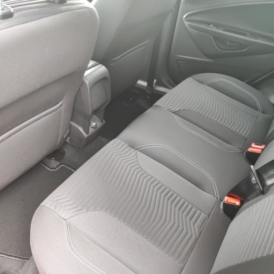 Banco traseiro de carro cinza escuro com padrões ondulados