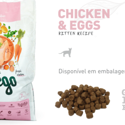 Embalagens de ração para gato Neego sabor Frango e Ovos, com pellets marrons e textos em inglês e português.