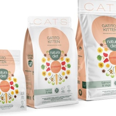 Três embalagens de ração para gatos Natura Diet Gatto Kitten, sabor Salmon & Vegs.