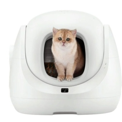 Caixa de areia automática branca com gato à frente