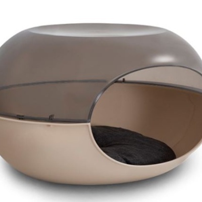 Abrigo oval para animais com base bege e cobertura plástica castanha translúcida