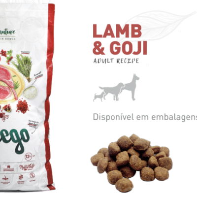 Sacos de ração para cães Weego Lamb & Goji em embalagens pequenas e grandes ao lado de croquetes