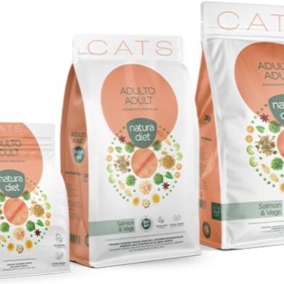 Três sacos de ração para gatos Natura Diet em branco, laranja e verde