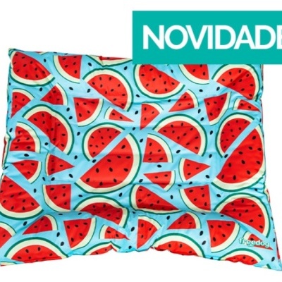 almofada com padrão de melancias vermelhas e fundo azul claro