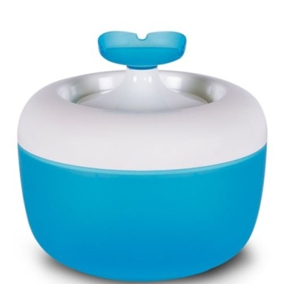 Recipiente de plástico azul e branco com tampa e peça azul no topo