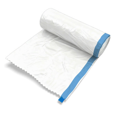 Rolo de sacos de plástico brancos com borda azul e textura suave
