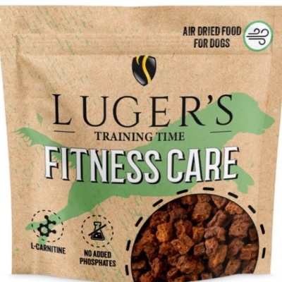 Pacote de comida desidratada para cães LUGER'S FITNESS CARE com janela mostrando pedaços de alimento.